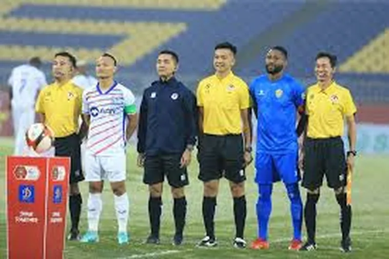 Hiểu Rõ Vai Trò Trợ Lý Trọng Tài Bóng Đá Trong Các Trận Đấu